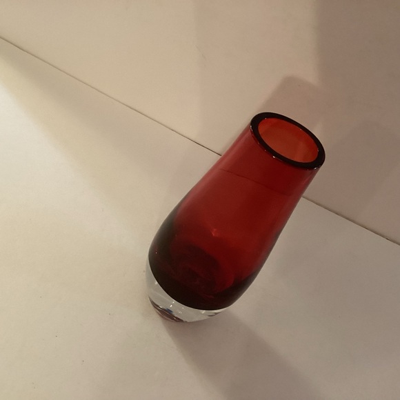 Ruby red vase clear heavy bottom 8 1/2” - Picture 8 of 8